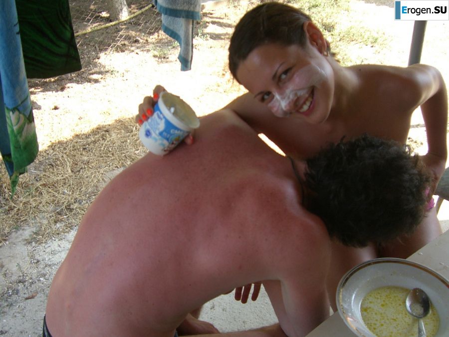 The girl undressed in the company of vacationers and showed an excellent figure. Photo 10