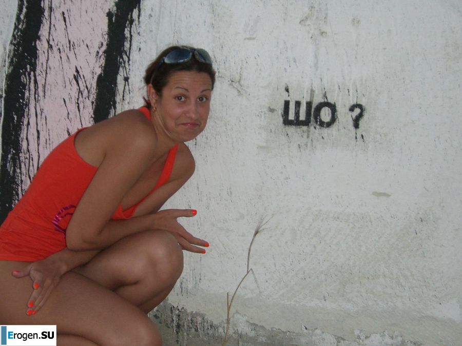 The girl undressed in the company of vacationers and showed an excellent figure. Photo 17