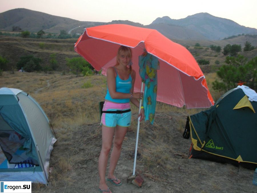 The girl undressed in the company of vacationers and showed an excellent figure. Photo 26
