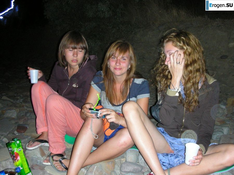 The girl undressed in the company of vacationers and showed an excellent figure. Photo 27