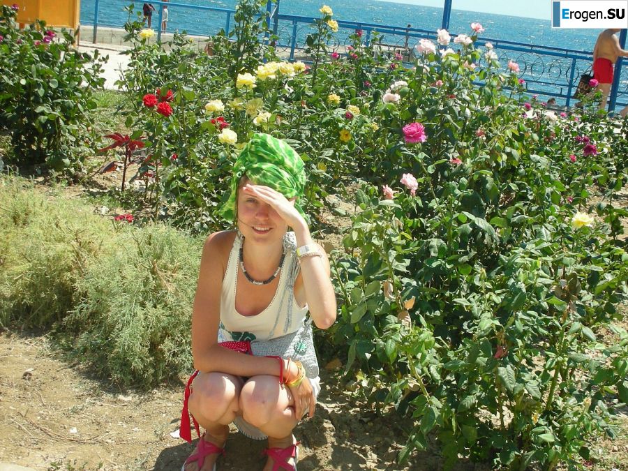 The girl undressed in the company of vacationers and showed an excellent figure. Photo 28