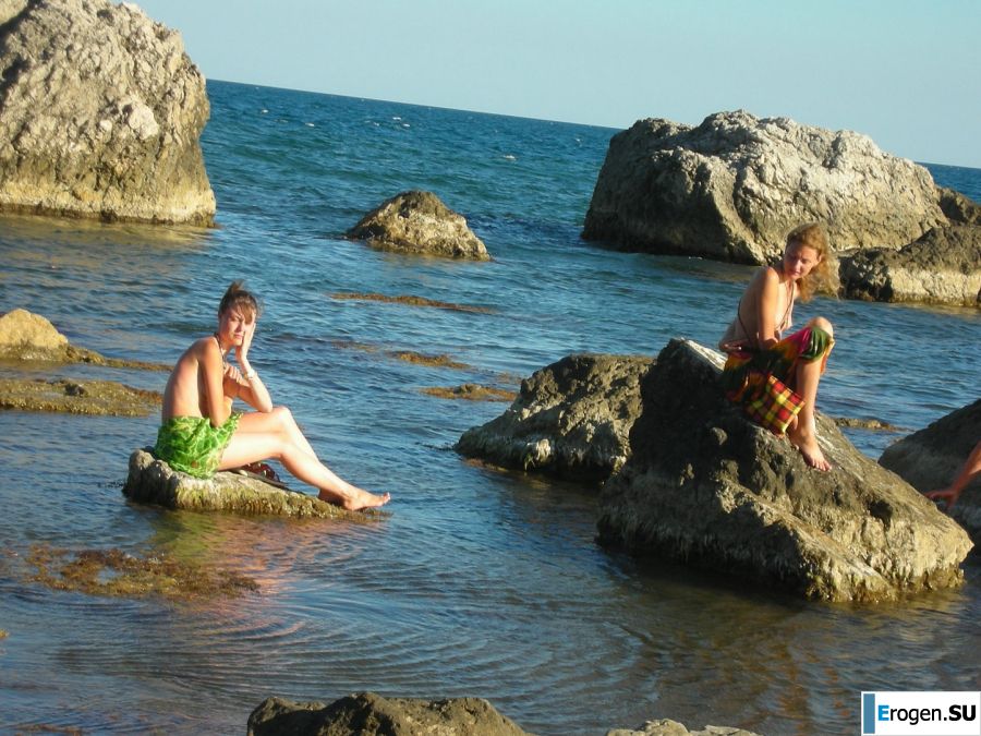 The girl undressed in the company of vacationers and showed an excellent figure. Photo 29