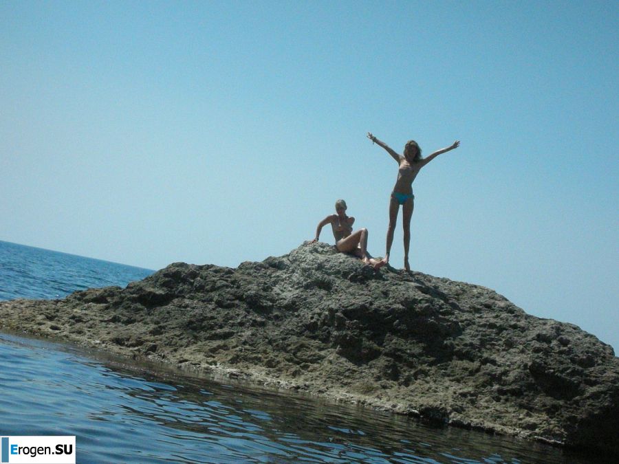 The girl undressed in the company of vacationers and showed an excellent figure. Photo 30