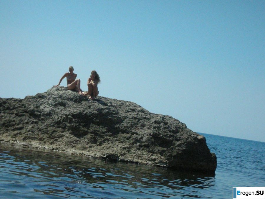 The girl undressed in the company of vacationers and showed an excellent figure. Photo 31
