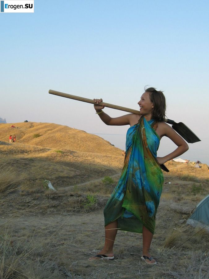 The girl undressed in the company of vacationers and showed an excellent figure. Photo 38