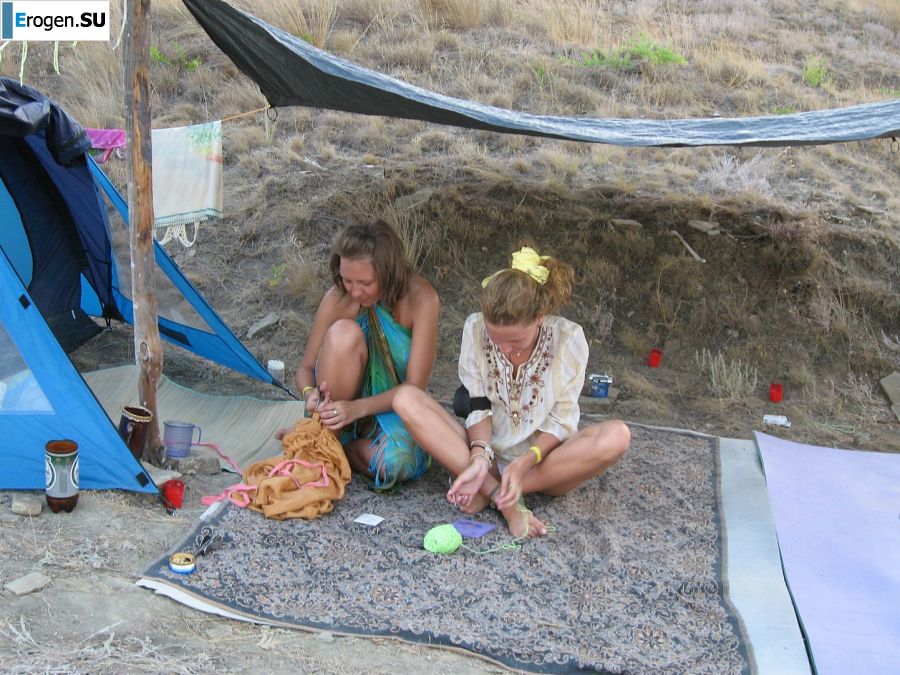 The girl undressed in the company of vacationers and showed an excellent figure. Photo 39