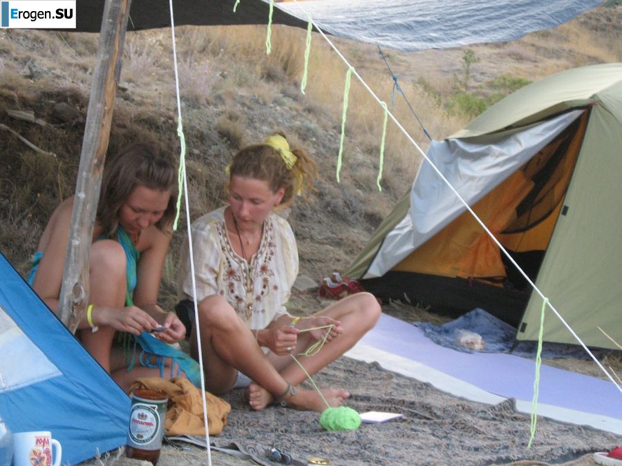 The girl undressed in the company of vacationers and showed an excellent figure. Photo 40