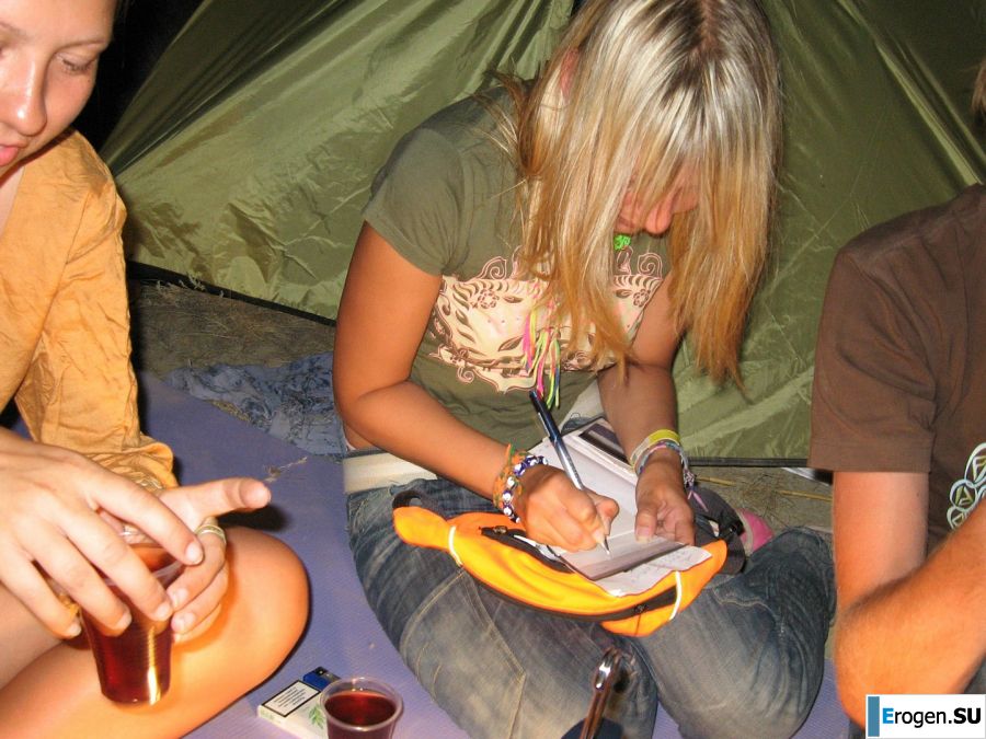 The girl undressed in the company of vacationers and showed an excellent figure. Photo 41