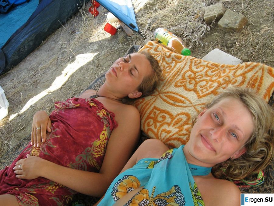 The girl undressed in the company of vacationers and showed an excellent figure. Photo 43