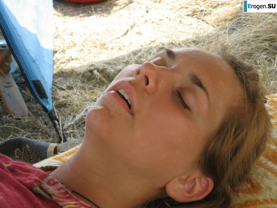 The girl undressed in the company of vacationers and showed an excellent figure. Photo 44