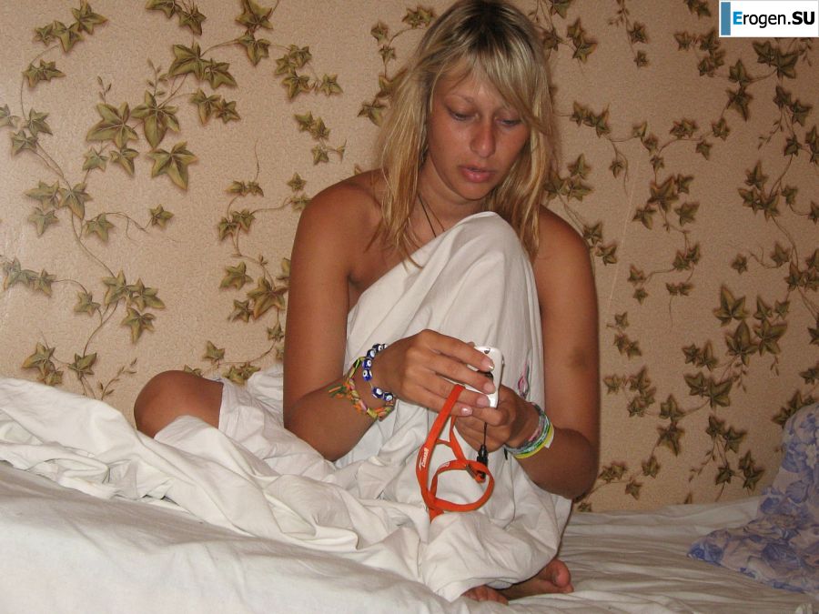 The girl undressed in the company of vacationers and showed an excellent figure. Photo 45