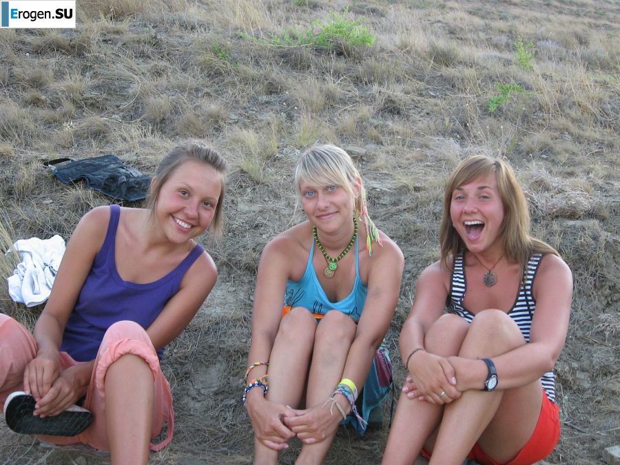 The girl undressed in the company of vacationers and showed an excellent figure. Photo 46