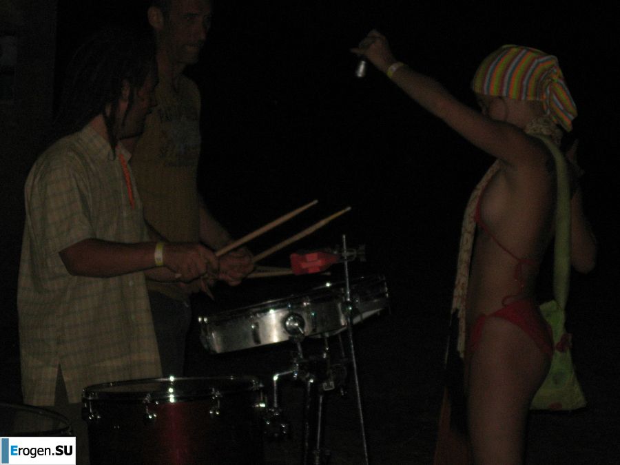 The girl undressed in the company of vacationers and showed an excellent figure. Photo 47