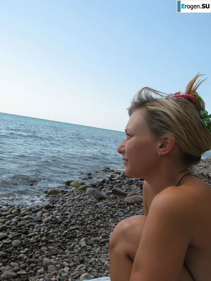 The girl undressed in the company of vacationers and showed an excellent figure. Photo 48