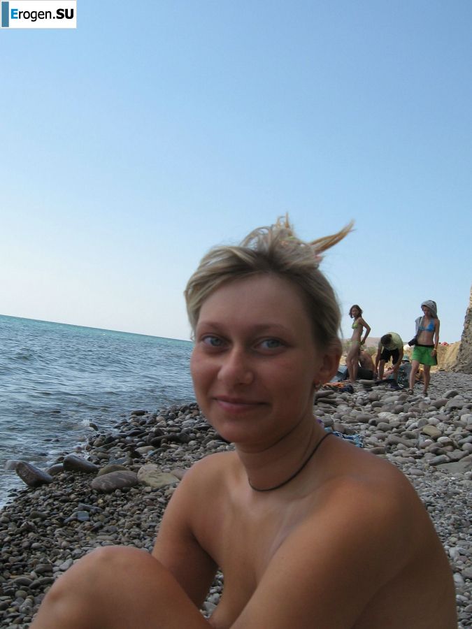 The girl undressed in the company of vacationers and showed an excellent figure. Photo 49