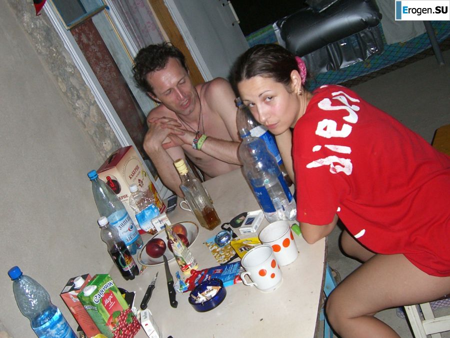 The girl undressed in the company of vacationers and showed an excellent figure. Photo 5