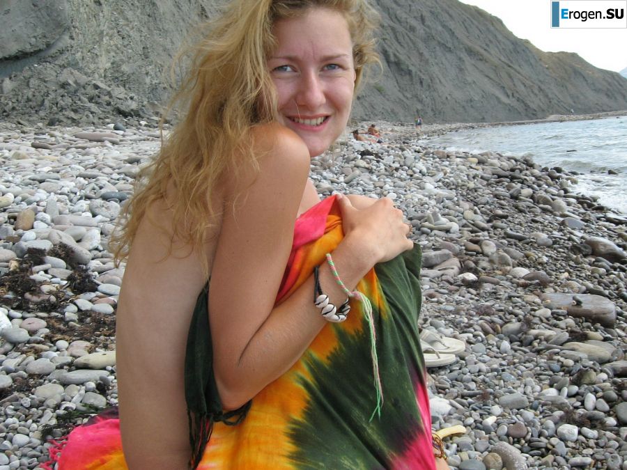The girl undressed in the company of vacationers and showed an excellent figure. Photo 50