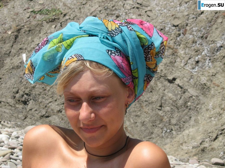 The girl undressed in the company of vacationers and showed an excellent figure. Photo 51