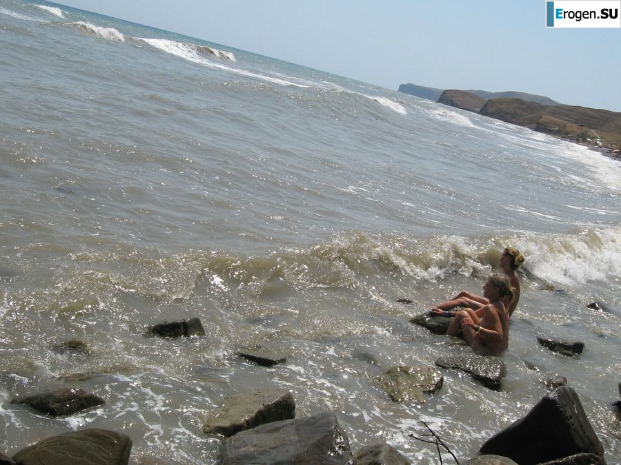 The girl undressed in the company of vacationers and showed an excellent figure. Photo 52