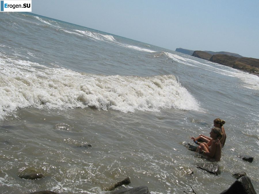 The girl undressed in the company of vacationers and showed an excellent figure. Photo 53