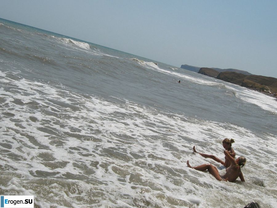 The girl undressed in the company of vacationers and showed an excellent figure. Photo 54