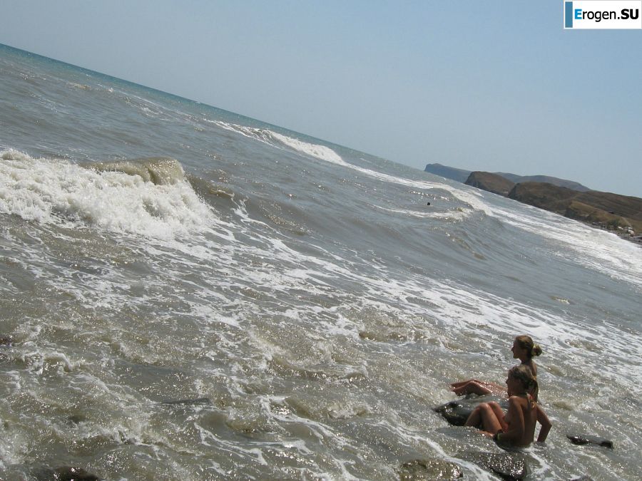 The girl undressed in the company of vacationers and showed an excellent figure. Photo 55