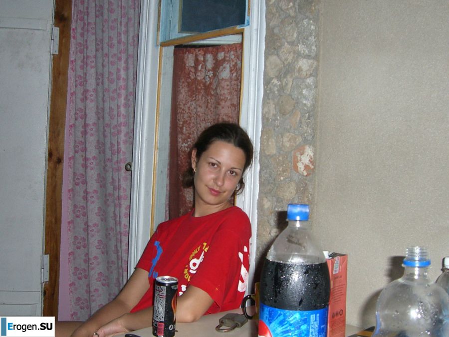 The girl undressed in the company of vacationers and showed an excellent figure. Photo 8