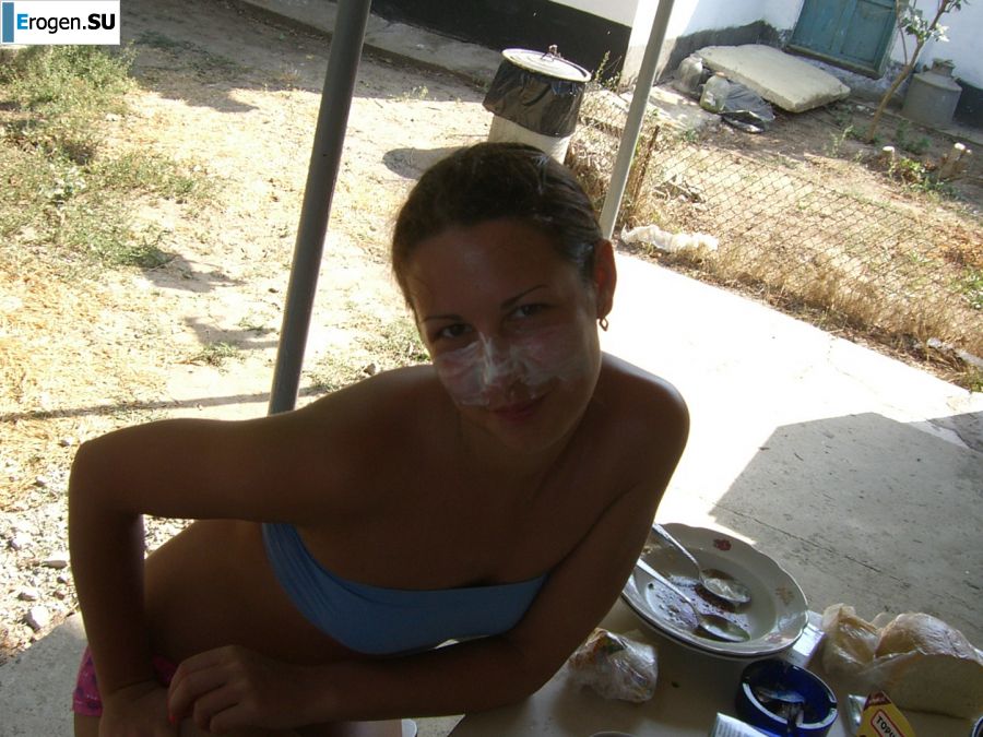 The girl undressed in the company of vacationers and showed an excellent figure. Photo 9