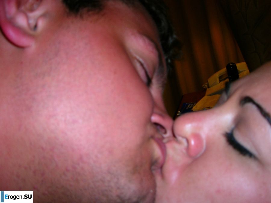A guy licks his girlfriend's pussy on vacation. Slide 35