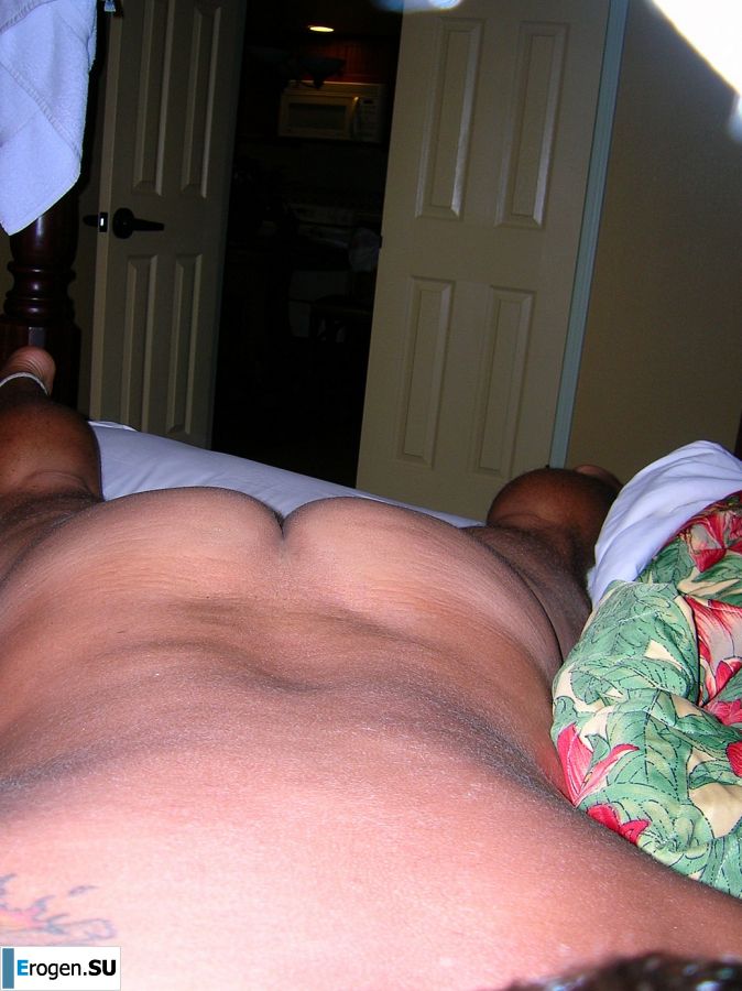 A guy licks his girlfriend's pussy on vacation. Slide 39