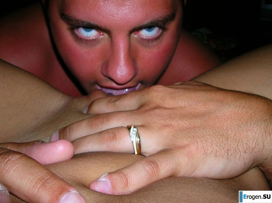 A guy licks his girlfriend's pussy on vacation. Slide 6