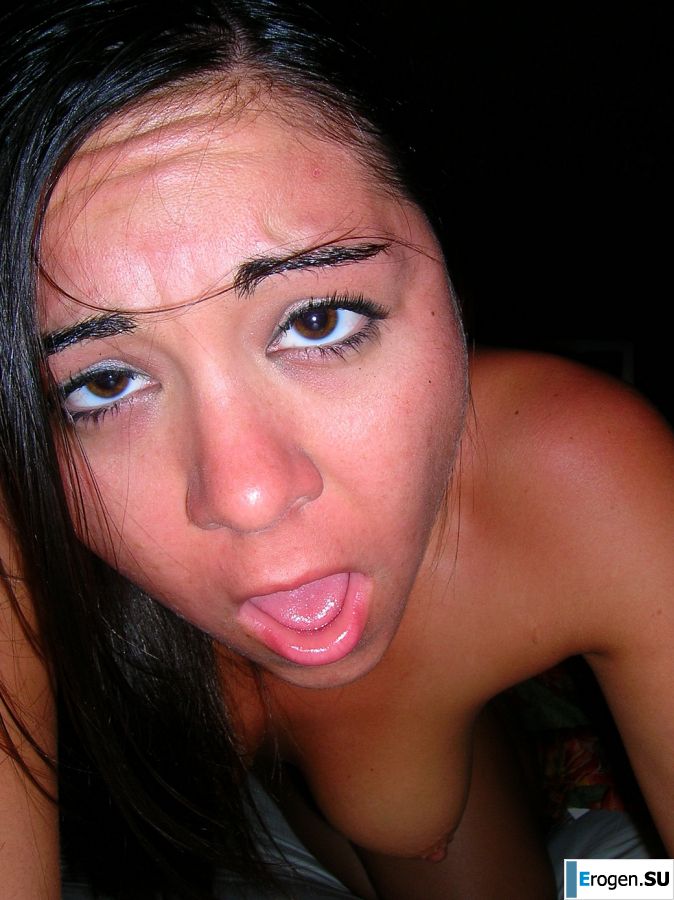 A guy licks his girlfriend's pussy on vacation. Slide 7