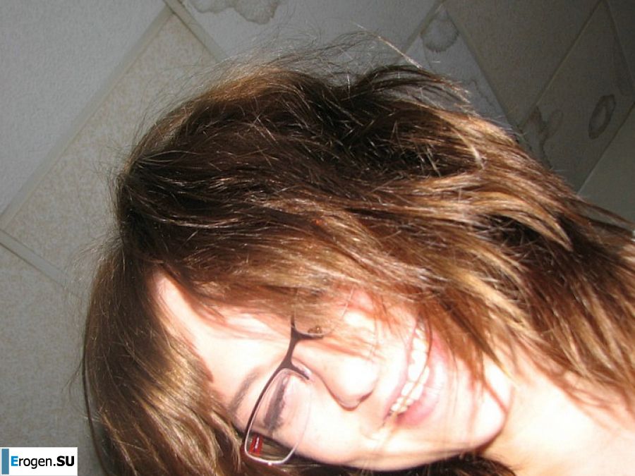 A girl with large breasts poses in clothes and then undresses. Photo 10