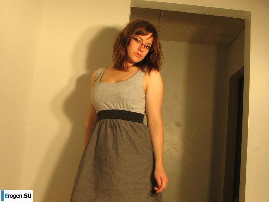 A girl with large breasts poses in clothes and then undresses. Photo 12