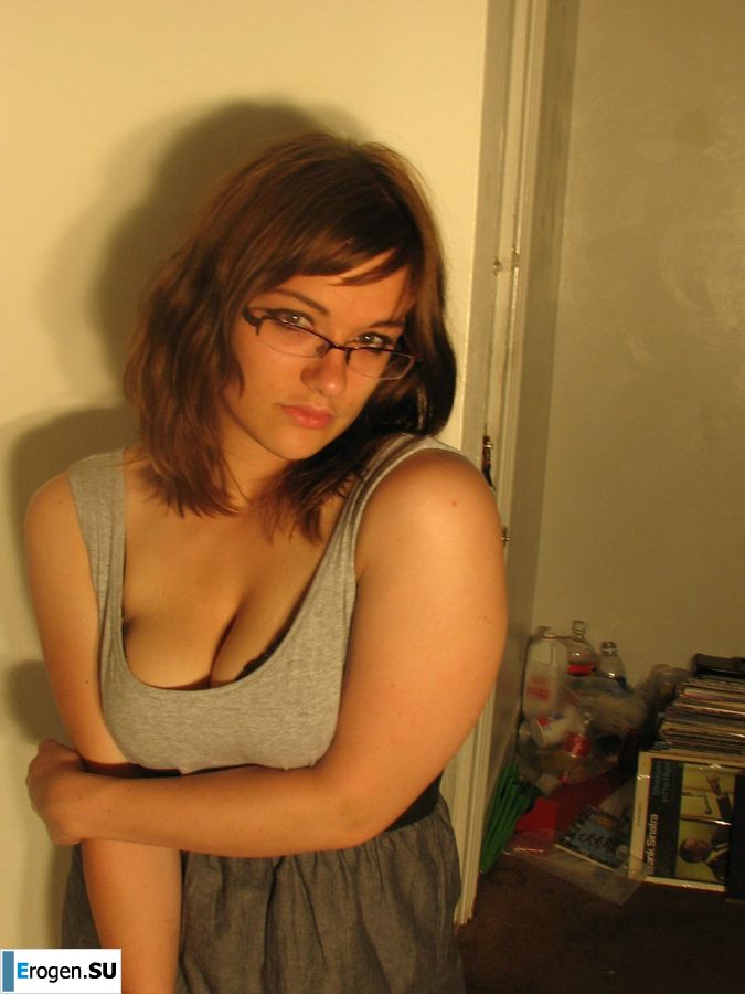 A girl with large breasts poses in clothes and then undresses. Photo 16