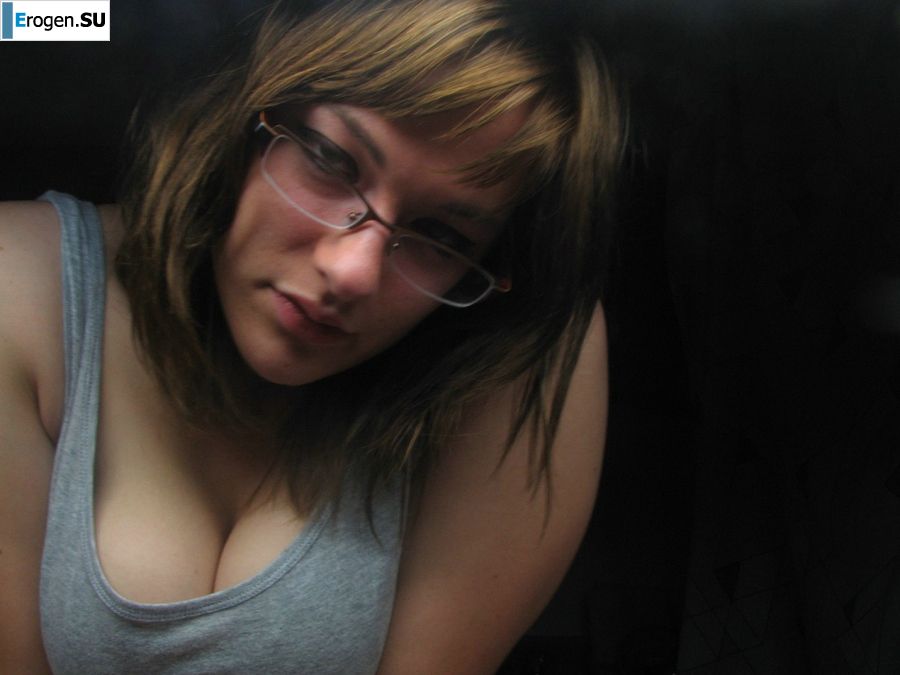 A girl with large breasts poses in clothes and then undresses. Photo 17