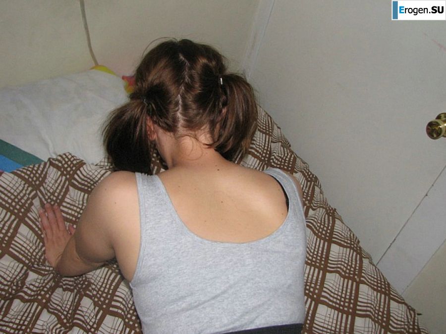 A girl with large breasts poses in clothes and then undresses. Photo 27