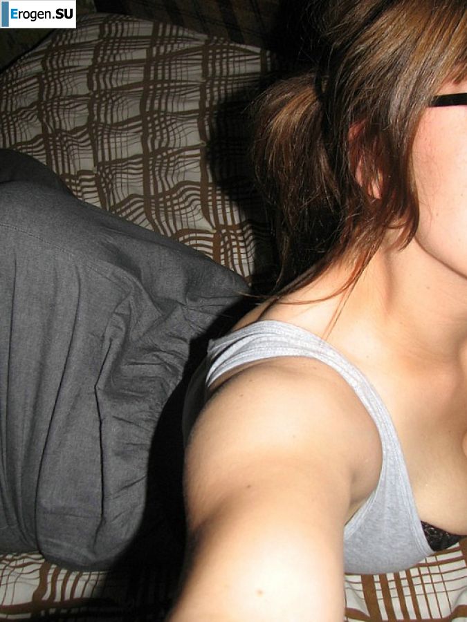 A girl with large breasts poses in clothes and then undresses. Photo 28