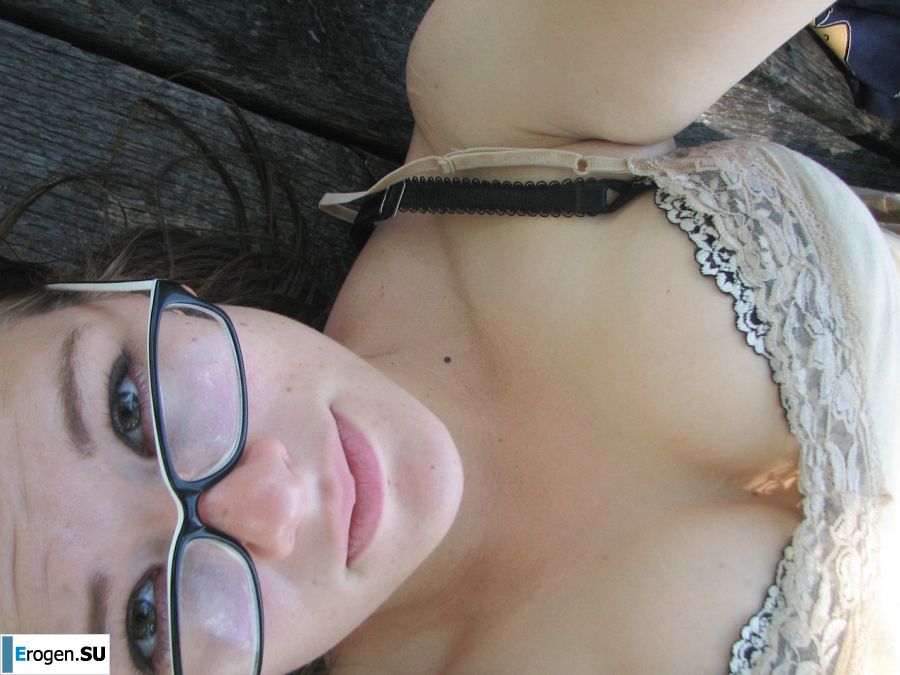A girl with large breasts poses in clothes and then undresses. Photo 3