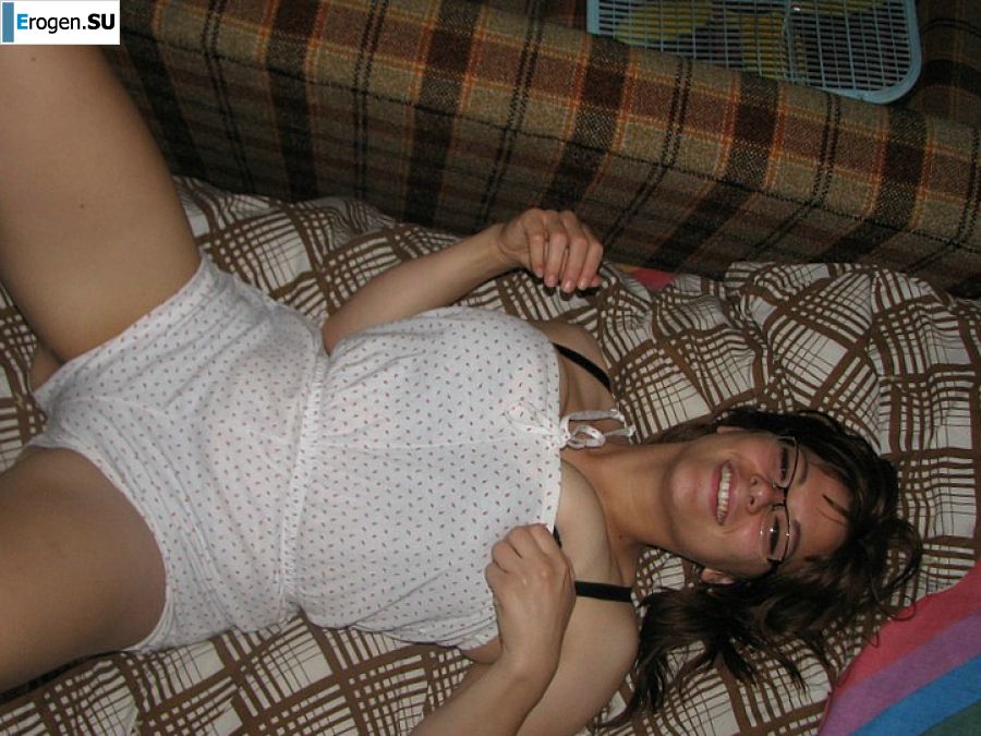 A girl with large breasts poses in clothes and then undresses. Photo 30