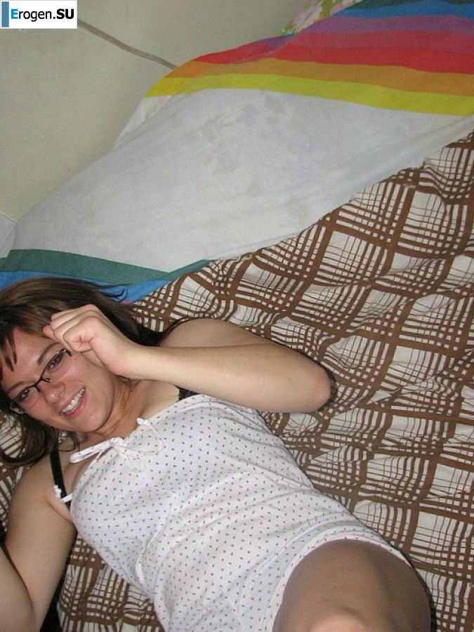A girl with large breasts poses in clothes and then undresses. Photo 31