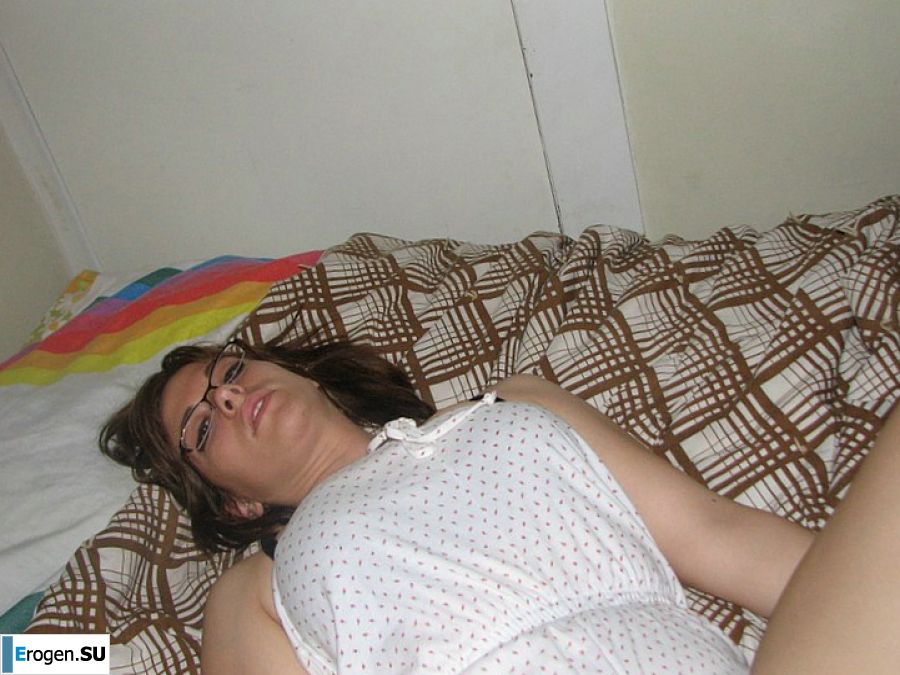 A girl with large breasts poses in clothes and then undresses. Photo 32