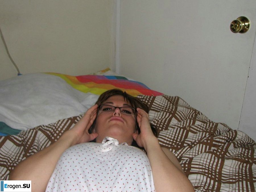 A girl with large breasts poses in clothes and then undresses. Photo 33