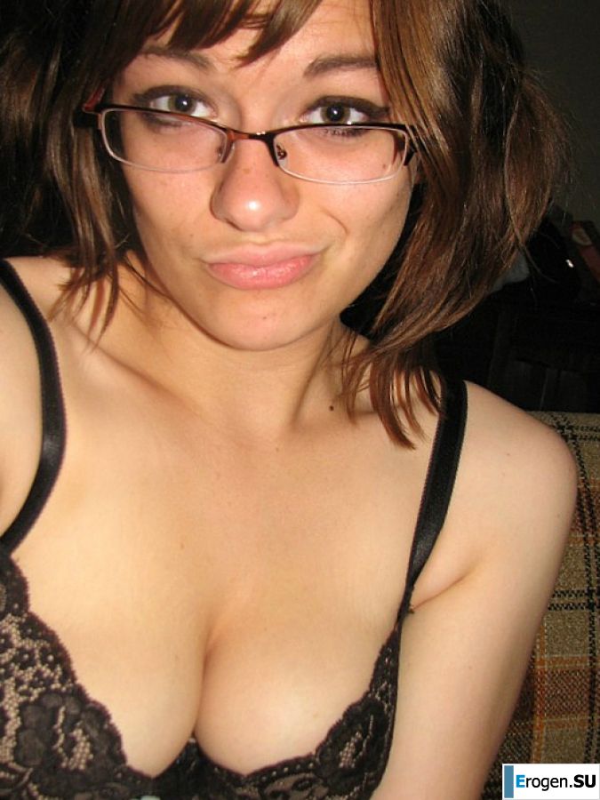 A girl with large breasts poses in clothes and then undresses. Photo 36