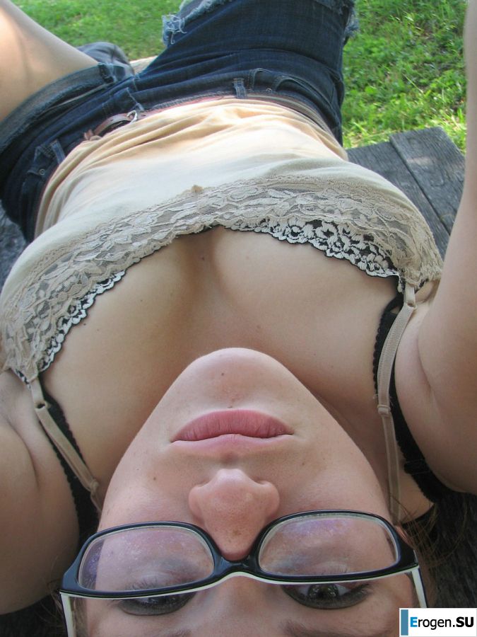 A girl with large breasts poses in clothes and then undresses. Photo 4