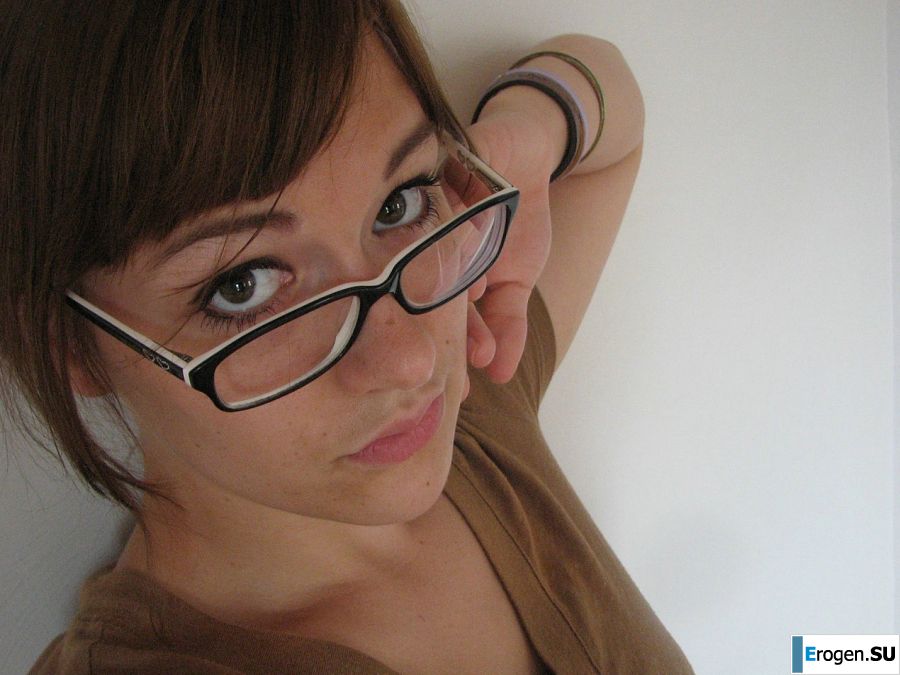 A girl with large breasts poses in clothes and then undresses. Photo 5