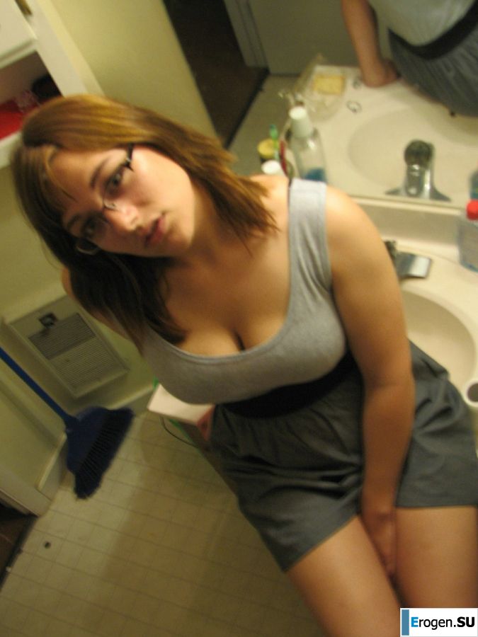 A girl with large breasts poses in clothes and then undresses. Photo 6