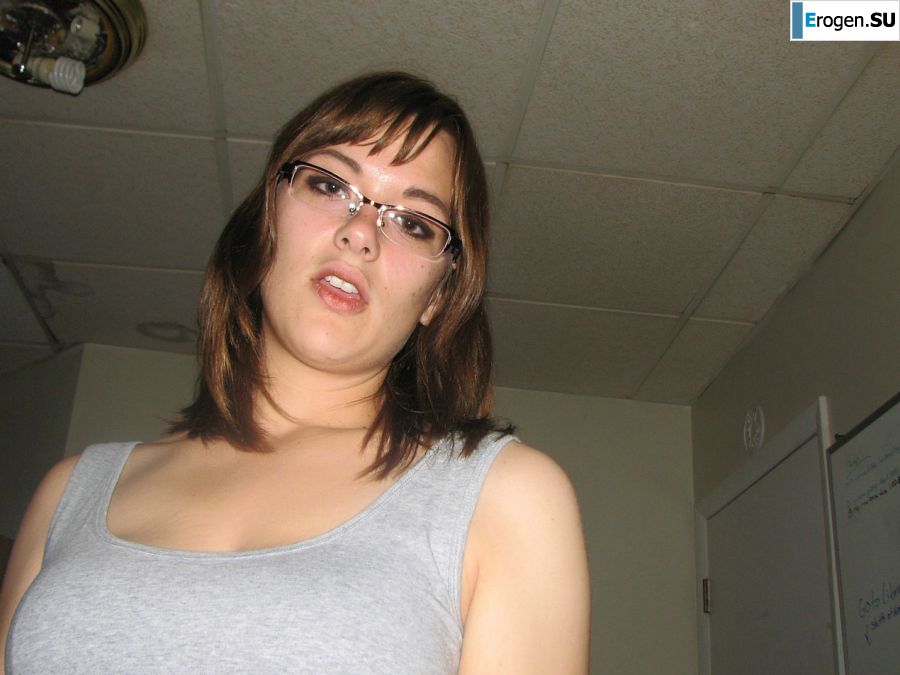 A girl with large breasts poses in clothes and then undresses. Photo 7