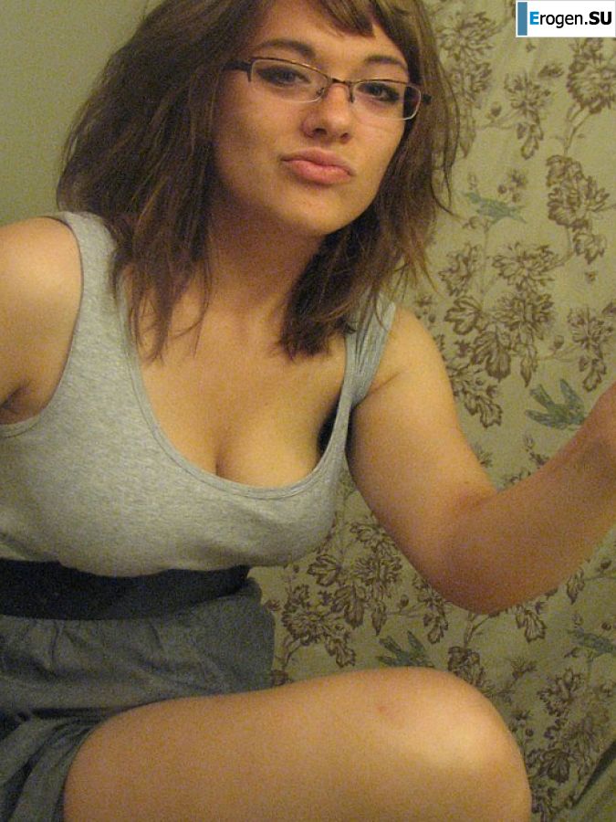 A girl with large breasts poses in clothes and then undresses. Photo 8