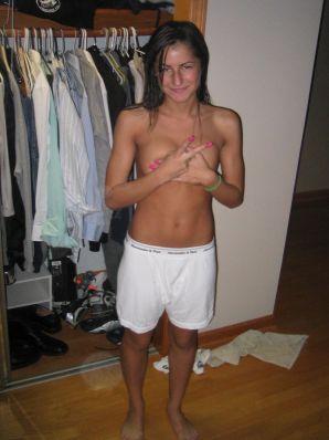 Oriental babe is having fun with her boyfriend naked. Thumb 4